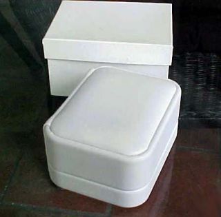 New White Leather High End Double Ring Set Gift Box