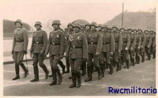 Port. Photo MACHT SCHNELL Helmeted Wehrmacht Kompanie Marching on