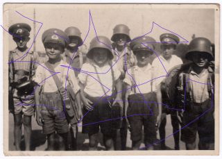 Gruppen Foto HJ Pimpfe Jugend Kinder Stahlhelm Lederhose WWII