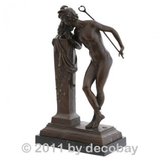 bronzene Maenner Menschen Figur mit Staebchen Akt an Saeule lehnend