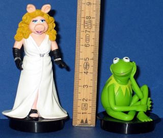 Muppet Show  2 x Die Muppets 2012 Miss Piggy + Kermit Sockel
