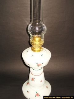 alte Petroleumlampe, Opalglas mit Hand bemalten Blumenmotiven