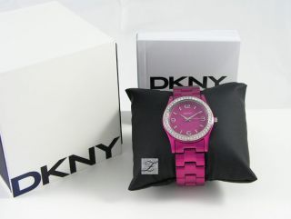 DKNY Damenuhr aus Aluminum Zeitanzeige: Analog Funktionen: Stunde