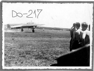 Orig. Foto, Luftwaffe Flugzeug, Dornier Do 217 rollt am Feld