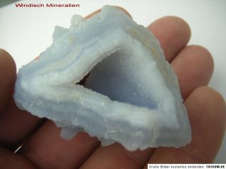 Blauer, gebänderter CHALCEDON mit Kristall Druse 