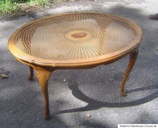 Schöner Holztisch mit Tischplatte Korbgeflecht 118 x 80 cm