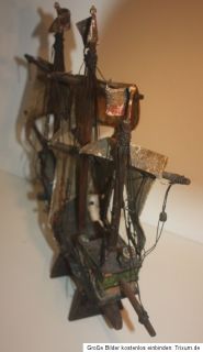 Altes Modellschiff aus Holz (Segeln aus lackiertem Stoff/Leinen ), auf