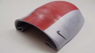 Nike Swift Badekappe Badmütze Schwimmkappe Rot/Silber