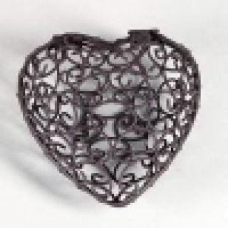 Sehr geschmackvolles Ornament Herz in Eisen Antik Braun.