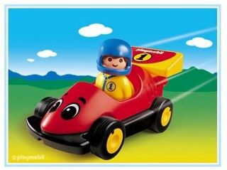 La voiture de course Playmobil numéro 1 est en tête de la course. Il